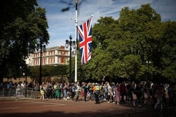 Neki građani Londona već u ponedjeljak uveče stali u red da odaju poštu kraljici Neki građani Londona već u ponedjeljak uveče stali u red da odaju poštu kraljici