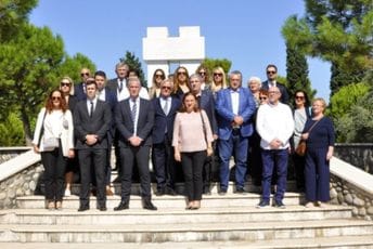 Porodice nestalih osoba i predstavnici vlasti iz zemalja ZB odali počast žrtvama sukoba ’90-ih Porodice nestalih osoba i predstavnici vlasti iz zemalja ZB odali počast žrtvama sukoba ’90-ih