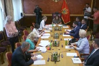 Armenko: Ustavni sud djelimično sam kriv za percepciju u javnosti; Beganović: Što prije smanjiti broj ustavnih žalbi Armenko: Ustavni sud djelimično sam kriv za percepciju u javnosti; Beganović: Što prije smanjiti broj ustavnih žalbi