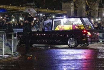 Kovčeg sa tijelom kraljice Elizabete dopremljen u Bakingemsku palatu Kovčeg sa tijelom kraljice Elizabete dopremljen u Bakingemsku palatu