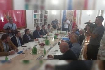 Nastavljen sastanak stare parlamentarne većine Nastavljen sastanak stare parlamentarne većine