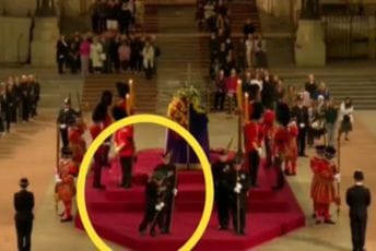 (VIDEO) Stražar kolabirao pored kovčega kraljice tokom prenosa uživo (VIDEO) Stražar kolabirao pored kovčega kraljice tokom prenosa uživo