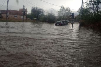 Jako nevrijeme zahvatilo Crnu Goru: Poplavljene ulice u Podgorici Jako nevrijeme zahvatilo Crnu Goru: Poplavljene ulice u Podgorici
