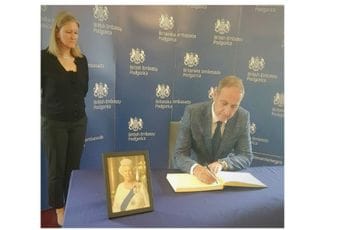 Popović se u pisao u Knjigu žalosti: Kraljica Elizabeta pružila veliki doprinos razvoju civilizacije Popović se u pisao u Knjigu žalosti: Kraljica Elizabeta pružila veliki doprinos razvoju civilizacije