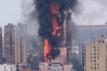 U Kini izbio požar na neboderu visokom više od 200 metara (VIDEO) U Kini izbio požar na neboderu visokom više od 200 metara (VIDEO)