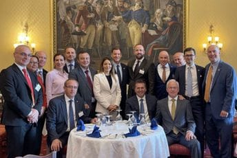 Nikolić s američkim kongresmenima: Građani Crne Gore treba da riješe političku krizu na izborima Nikolić s američkim kongresmenima: Građani Crne Gore treba da riješe političku krizu na izborima