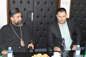 Kovačević i Metodije uručili donaciju bolnici Nikšić: Žene su stub društva, a dijete parče neba na zemlji Kovačević i Metodije uručili donaciju bolnici Nikšić: Žene su stub društva, a dijete parče neba na zemlji