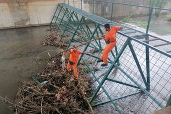 Evo kako su se radnici „Čistoće“ borili sa poplavljenim ulicama u Podgorici