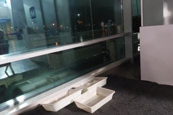 Na aerodromu prokišnjava: Kante i mokar pod dočekuju putnike Na aerodromu prokišnjava: Kante i mokar pod dočekuju putnike