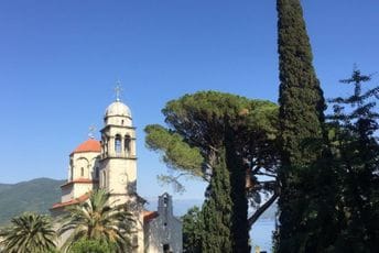 Ogrnut mediteranskom dubravom: Manastir Savina s temeljima stare crkve posvećene Sv. Sabbi Osvećenom Ogrnut mediteranskom dubravom: Manastir Savina s temeljima stare crkve posvećene Sv. Sabbi Osvećenom