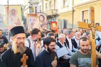 Ne kupujte ljubičasti telefon Histerija koju je protiv LGBT omladine podigla Porfirijeva kaluđerska grupa nije još završila marš protiv ljudskosti: Litija održana 11. septembra u Beogradu