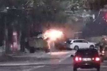 Rusi iz oklopnog vozila pucali u centru okupiranog Hersona (Video) Rusi iz oklopnog vozila pucali u centru okupiranog Hersona (Video)