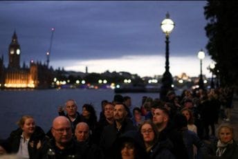 Cijela Britanija minutom ćutanja odala poštu kraljici