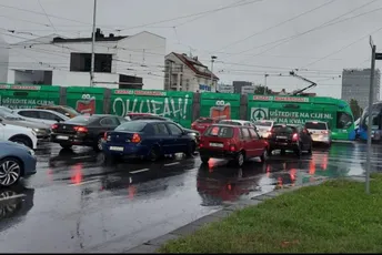 Snažan udar groma u Zagrebu: Ugasili se semafori, vlada potpuni haos Snažan udar groma u Zagrebu: Ugasili se semafori, vlada potpuni haos