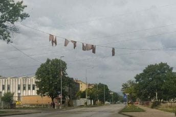 Nikšić: "Nije veš koji se suši - to su crnogorske zastave" Nikšić: "Nije veš koji se suši - to su crnogorske zastave"