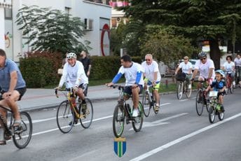 Bar: Rekreativna vožnja biciklima okupila veliki broj građana Bar: Rekreativna vožnja biciklima okupila veliki broj građana