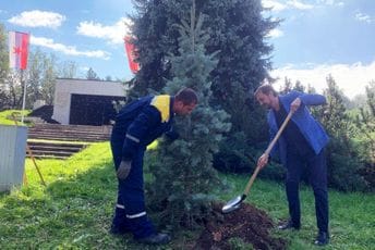 „Naš cilj su čista i zdrava Pljevlja“: Kovačević posadio stablo u park šumi na Stražici „Naš cilj su čista i zdrava Pljevlja“: Kovačević posadio stablo u park šumi na Stražici