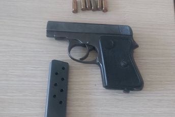 Pronađena dva pištolja u Podgorici: Krivična prijava protiv dvije osobe Pronađena dva pištolja u Podgorici: Krivična prijava protiv dvije osobe