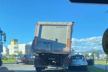 Nezgoda na putu Podgorica-Tuzi: Sudar kamiona i automobila Nezgoda na putu Podgorica-Tuzi: Sudar kamiona i automobila