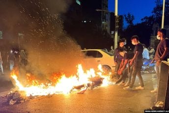 Bijes u Iranu zbog smrti Mahse Amini, cijepaju i panoe sa Homeinijevim likom (VIDEO)