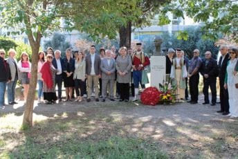 Polaganjem vijenca na bistu Buda Tomovića obilježeno 108 godina od njegovog rođenja Polaganjem vijenca na bistu Buda Tomovića obilježeno 108 godina od njegovog rođenja