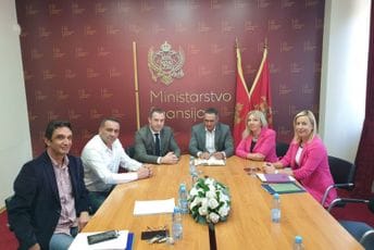 Nemedicinskom kadru povećanje koeficijenta na zarade u iznosu od 12,5 odsto Nemedicinskom kadru povećanje koeficijenta na zarade u iznosu od 12,5 odsto