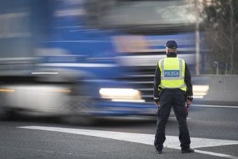 Slovenačka policija pronašla 103 migranta u vozu za Italiju Slovenačka policija pronašla 103 migranta u vozu za Italiju