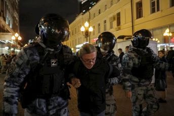 Ruski policajac sa znakom „Z“ na uniformi hapsi demonstrante Ruski policajac sa znakom „Z“ na uniformi hapsi demonstrante