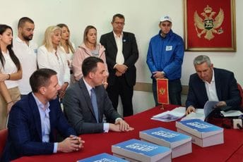Uz više od 25.000 potpisa podrške: Pokret “Svi za naš grad” predao odborničku listu Uz više od 25.000 potpisa podrške: Pokret “Svi za naš grad” predao odborničku listu