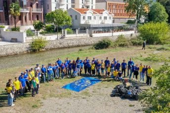 Osoblje Delegacije EU i ambasadori zemalja članica čistili korito Ribnice Osoblje Delegacije EU i ambasadori zemalja članica čistili korito Ribnice