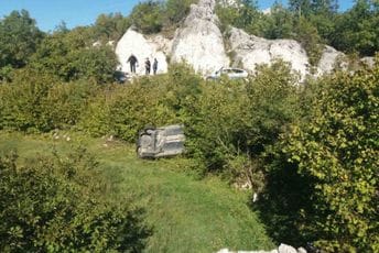 Udes na putu Cetinje-Budva: Auto sletjelo sa puta, jedna osoba lakše povrijeđena Udes na putu Cetinje-Budva: Auto sletjelo sa puta, jedna osoba lakše povrijeđena