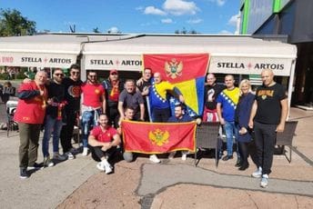 Pogledajte scene sa ulica Zenice: Navijači BiH i Crne Gore zajedno piju, pozdravljaju se i idu ka stadionu Pogledajte scene sa ulica Zenice: Navijači BiH i Crne Gore zajedno piju, pozdravljaju se i idu ka stadionu