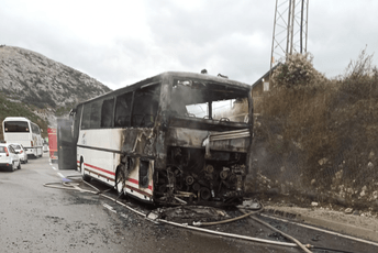Na Brajićima gorio autobus Na Brajićima gorio autobus