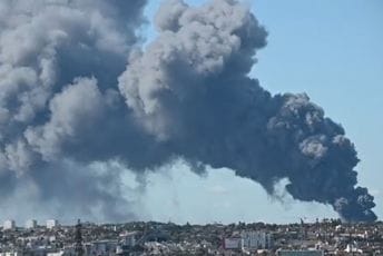 Ogroman požar u Parizu: Gori najveća pijaca na planeti (VIDEO) Ogroman požar u Parizu: Gori najveća pijaca na planeti (VIDEO)