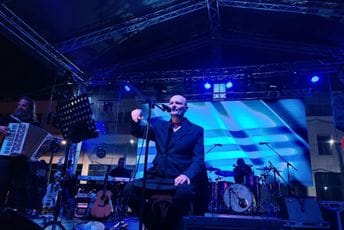 Počeo koncert Damira Urbana na Trgu nezavisnosti: Kombinacija starog i novog za crnogorsku publiku Počeo koncert Damira Urbana na Trgu nezavisnosti: Kombinacija starog i novog za crnogorsku publiku