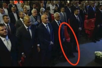 Prekršajna prijava protiv popa Backovića zbog neustajanja na himnu Prekršajna prijava protiv popa Backovića zbog neustajanja na himnu