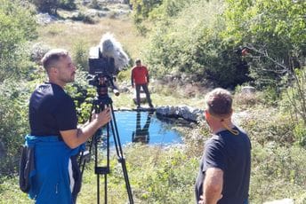 "Ova dobra zemlja" Vladimira Perovića: Kad se crnogorski krš transformiše u poglede i riječi "Ova dobra zemlja" Vladimira Perovića: Kad se crnogorski krš transformiše u poglede i riječi