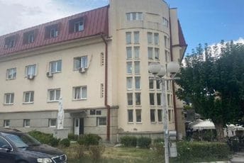 Berane: Ženu udarali drvima, stavljali joj vruću peglu na ruku, pa je nasilno ošišali Berane: Ženu udarali drvima, stavljali joj vruću peglu na ruku, pa je nasilno ošišali