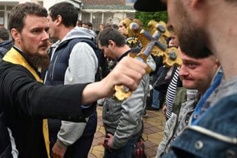 (FOTO) Sveštenik blagosilja Ruse koji kreću u rat protiv Ukrajine (FOTO) Sveštenik blagosilja Ruse koji kreću u rat protiv Ukrajine