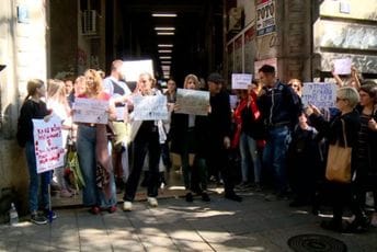 "Sram vas bilo": Protest ispred Informera u Beogradu zbog intervjua s osuđenim silovateljem "Sram vas bilo": Protest ispred Informera u Beogradu zbog intervjua s osuđenim silovateljem