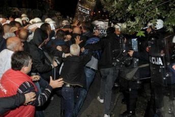 Od udara do udara Pokušaj upada u Skupštinu tokom protesta DF-a 2015.