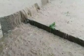 Sa autoputa se sliva voda: Bujice odnose puteve kroz Bratonožiće Sa autoputa se sliva voda: Bujice odnose puteve kroz Bratonožiće