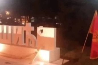 Opština Nikšić: Oskrnavljen državni simbol, zastava ne smije da dodiruje tlo Opština Nikšić: Oskrnavljen državni simbol, zastava ne smije da dodiruje tlo