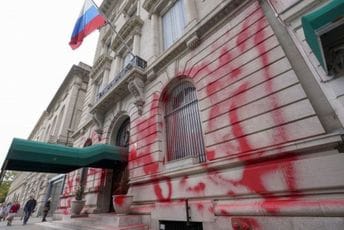 Fasada ruskog konzulata u Njujorku išarana crvenom bojom Fasada ruskog konzulata u Njujorku išarana crvenom bojom