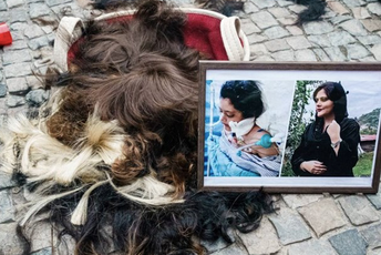 Horor u Iranu se nastavlja: Uhapsili ženu jer je jela u kafiću bez hidžaba Horor u Iranu se nastavlja: Uhapsili ženu jer je jela u kafiću bez hidžaba