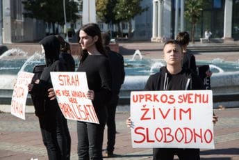 Još jedan napad na aktiviste LGBTIQ zajednice: Napadač čekićem slomio ulazna vrata Još jedan napad na aktiviste LGBTIQ zajednice: Napadač čekićem slomio ulazna vrata