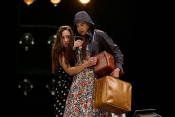 Ponovo trijumf Zetskog doma na MESS-u: Predstavi "Pod oba Sunca" tri nagrade u Sarajevu Ponovo trijumf Zetskog doma na MESS-u: Predstavi "Pod oba Sunca" tri nagrade u Sarajevu