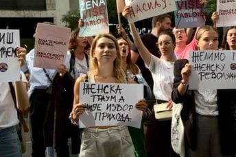 Ženska revolucija: Novi protest ispred redakcije „Informera“ Ženska revolucija: Novi protest ispred redakcije „Informera“