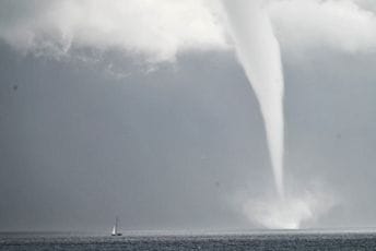 Ogromna pijavica kod Brača: "Spojila" more i nebo Ogromna pijavica kod Brača: "Spojila" more i nebo