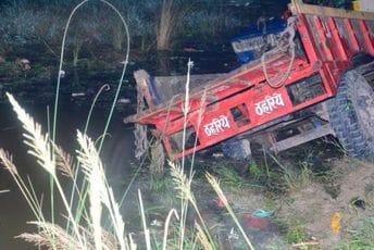 Indija: Traktor s prikolicom sletio u jezero, poginulo 26 ljudi